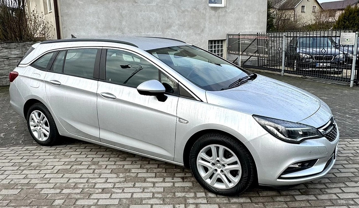 Opel Astra cena 37900 przebieg: 168000, rok produkcji 2017 z Wąbrzeźno małe 121